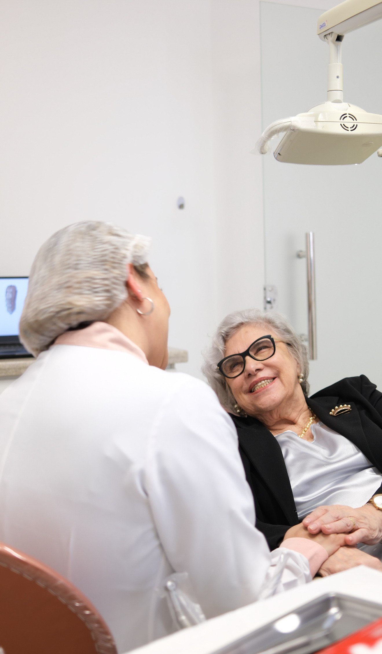 Dentista da Clínica Plenittude conversando com paciente